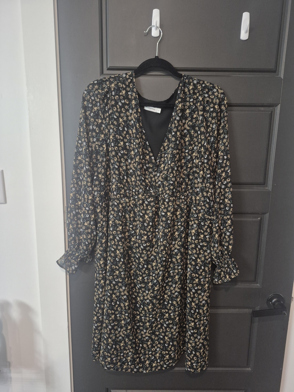 Women's Black Floral V-Neck Long Sleeve Dress